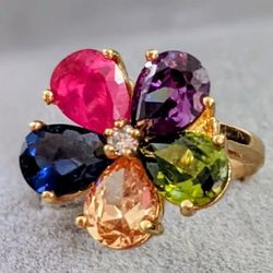 Beautiful MULTI Colored Flower Ring In A Lovely GOLD TONE Base, New Never Worn SIZE 7