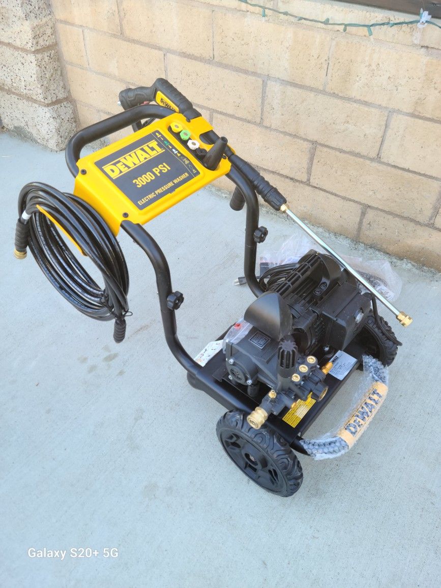 Dewalt 3000psi Electric Pressure Washer/ AAA Triplex Pump