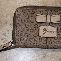 Women’s beige wristlet