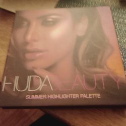 Highlighter Pallette By Huda Beauty 