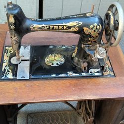 1913 Antique Sewing Machine 