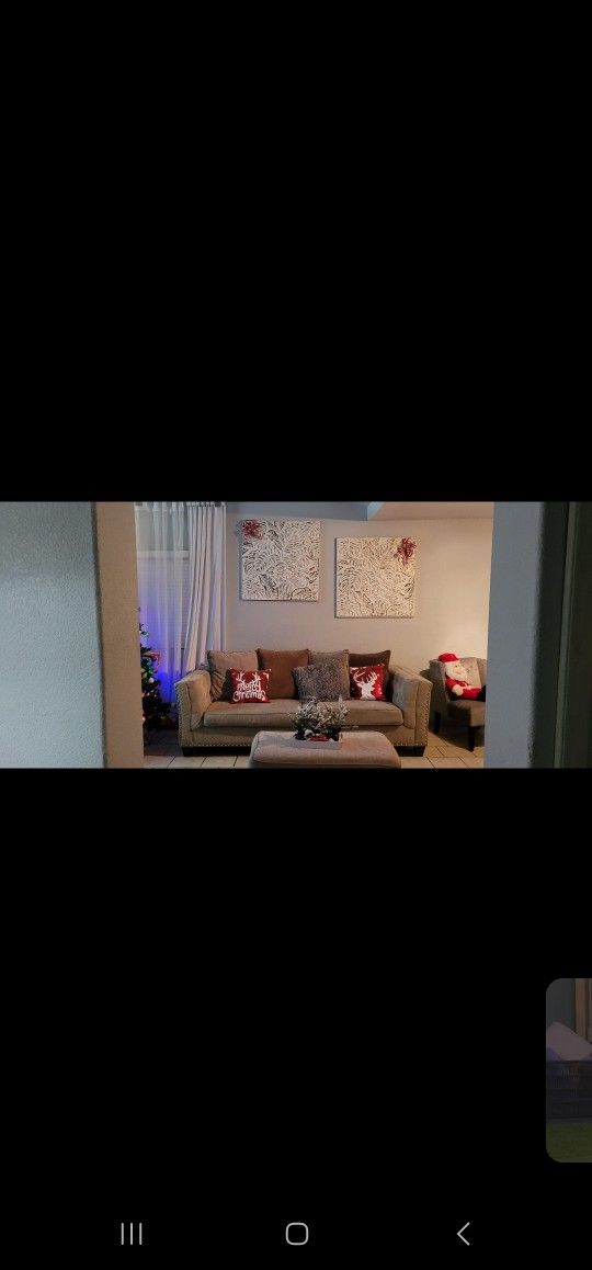 3 Sofas Included (Grandes)