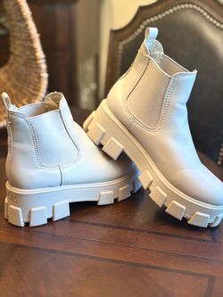Circus NY by Sam Edelman Women's Darielle Lug Sole Chelsea Size 8 Boots in Modern Ivory