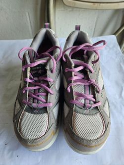 SKECHERS LADYS SIZE 8 IN LIKE NEW CONDITION
