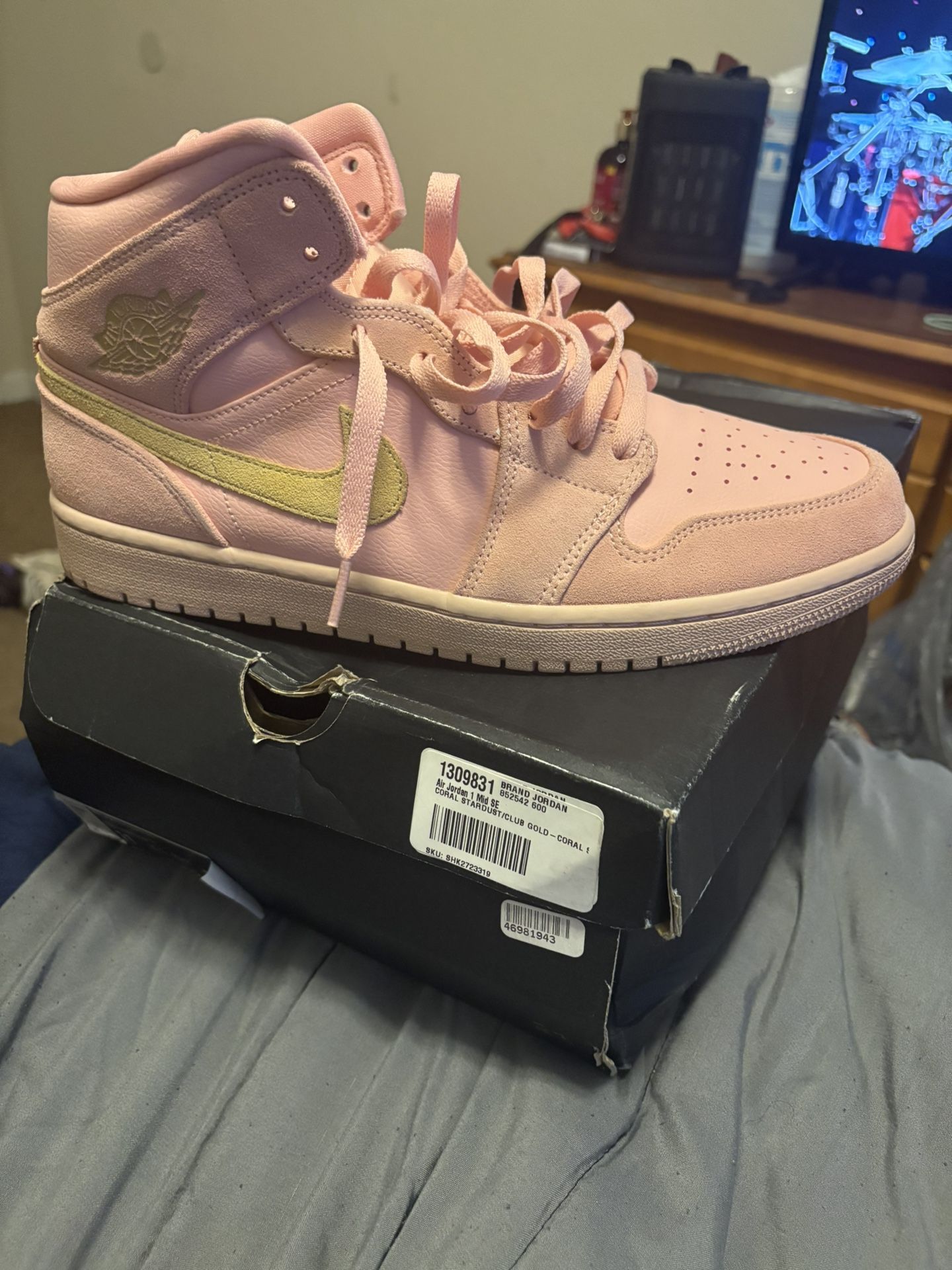 Jordan I Mid (Coral Gold)