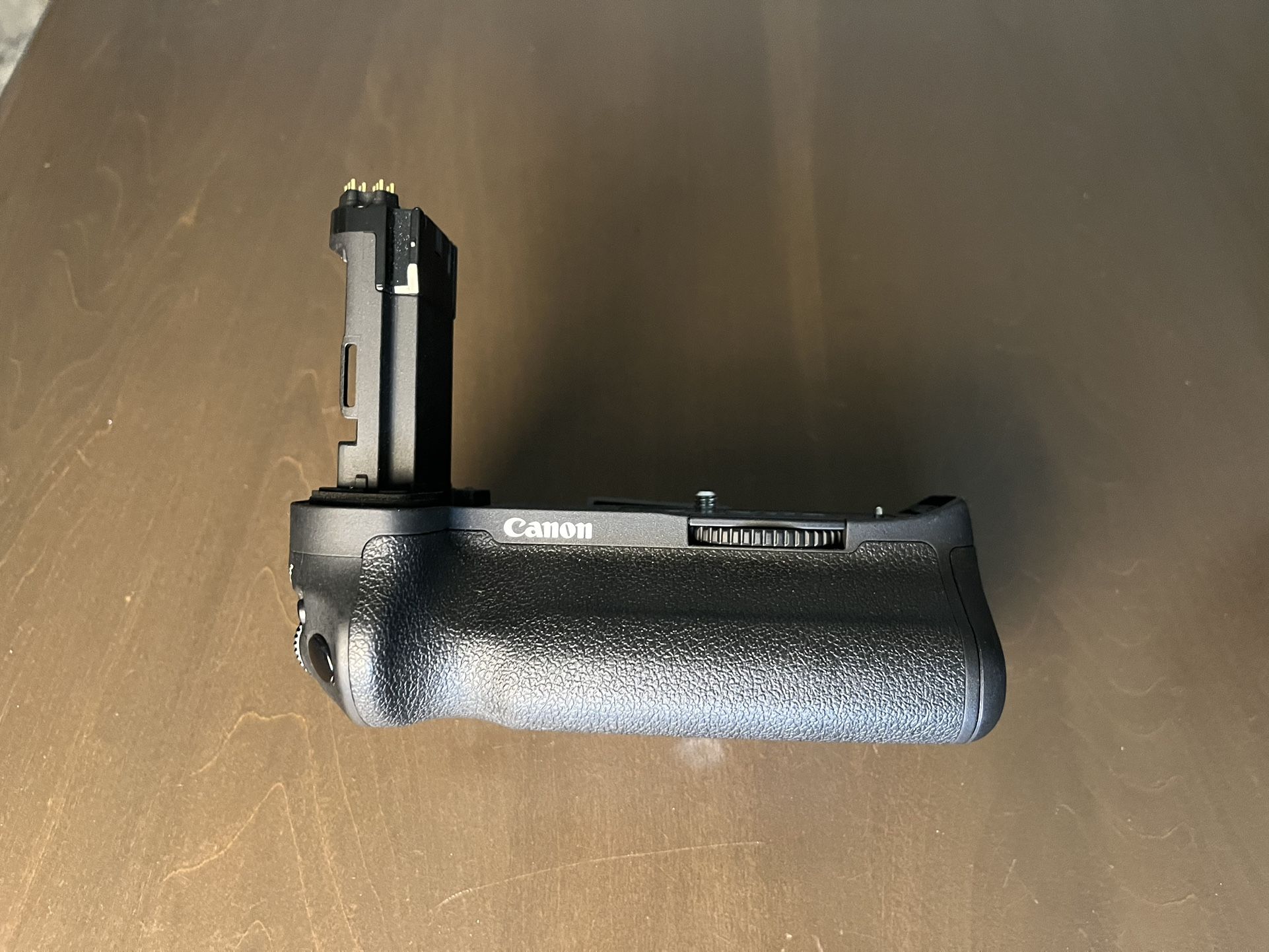 Canon BG-E20 Grip with 2 Batteries & Charger
