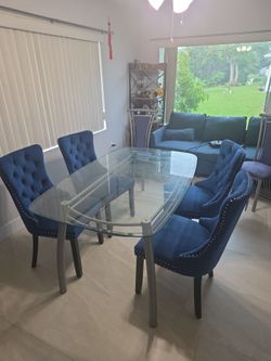 Dinner table and 8 chairs 200
