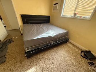 NEW MATTRESS QUEEN SIZE PLUSH WITH BOX SPRING