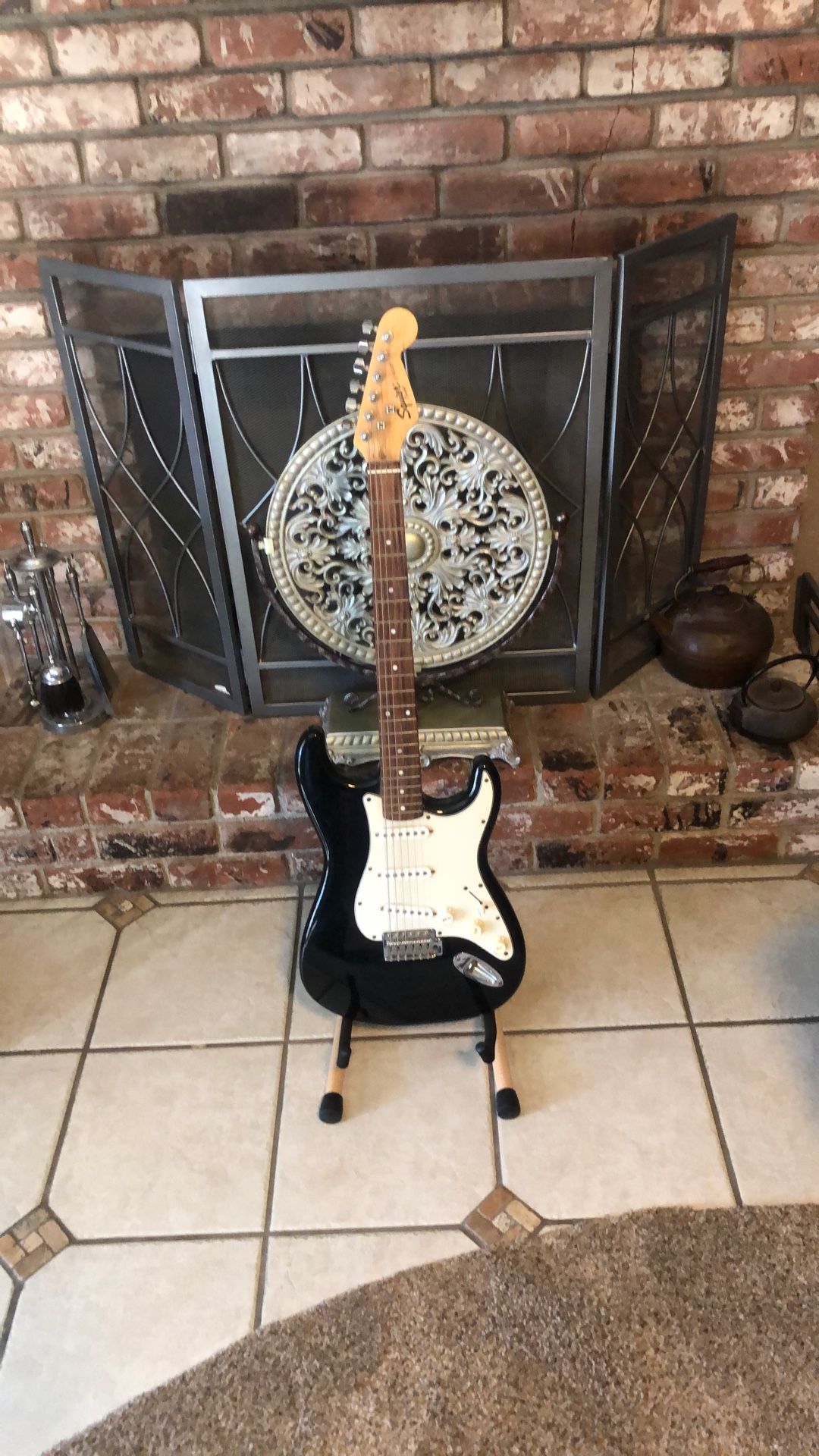 Jet Black ♠️ Squire STRAT By FENDER ♠️ {{Great Starter }}