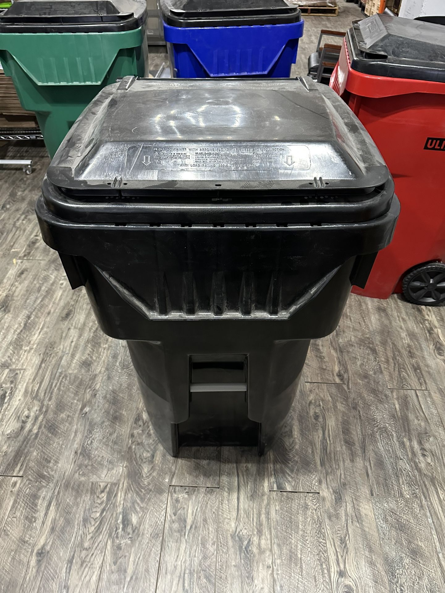 Rubbermaid 50 gal Roughneck Wheeled Plastic Garage Trash Can, Black Black -  50 gal for Sale in Hackensack, NJ - OfferUp