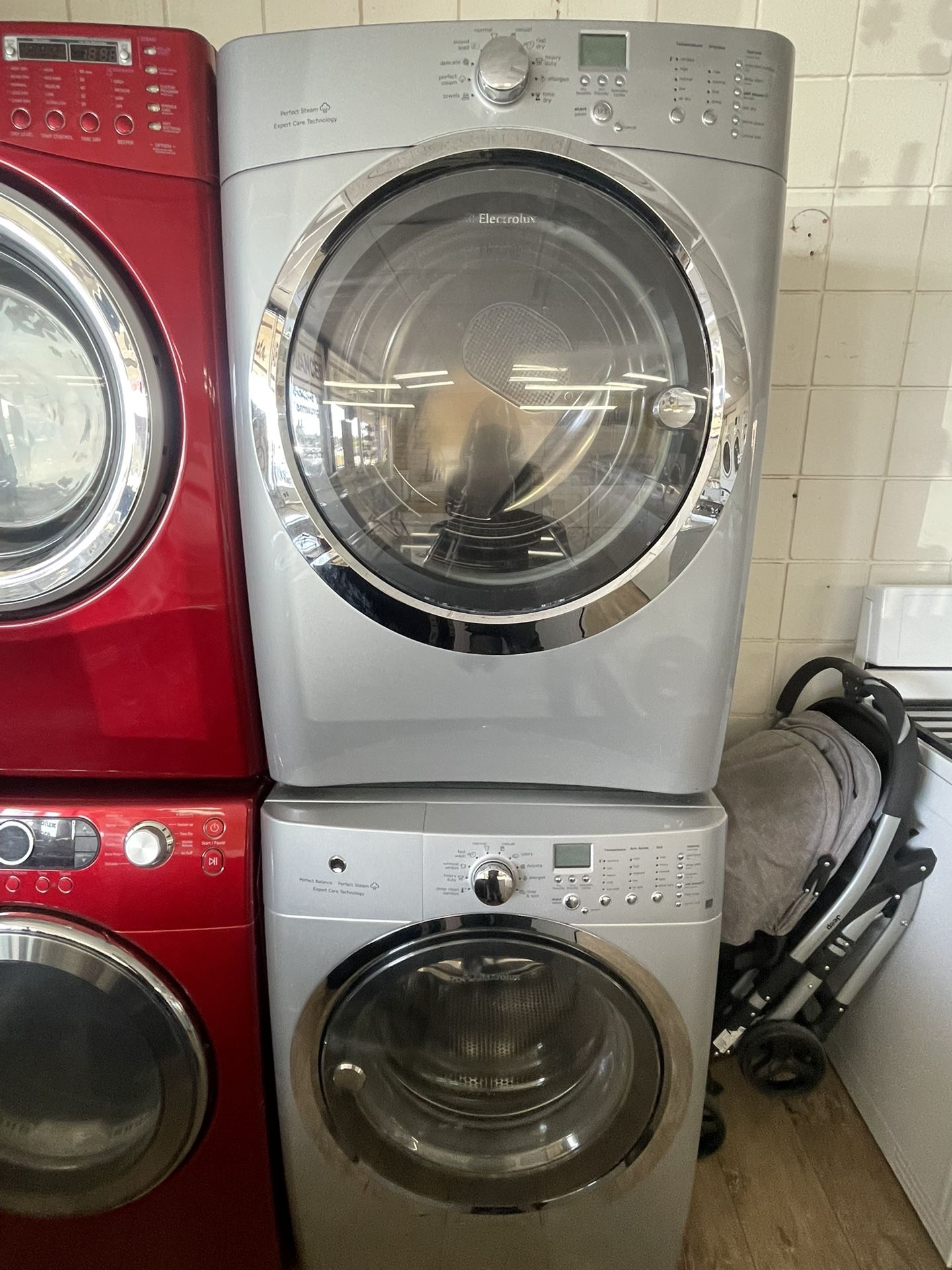 Electrolux (Frigidaire) Front Loading Washer And Natural Gas Dryer Stackable Set In Excellent Working Condition
