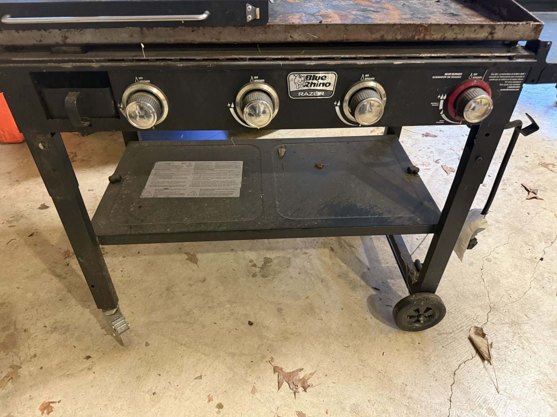 4 burner griddle Needs TLC - 20 Gal Empty Tank And Utensils Included