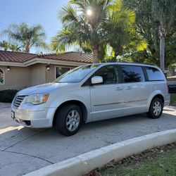2010 Chrysler Country and Town 