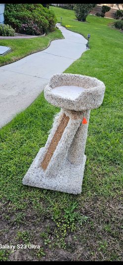 30" cat nap & scratches  heavy Duty  strong  material  H 30 " x W 17"