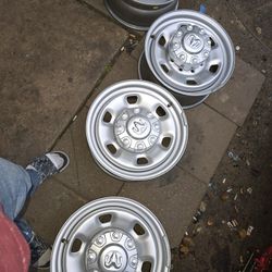 Vendo 4 Rines De 8 Virlos Y Sus Tapas Para una dodge RAM