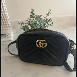 Authentic Gucci bag almost new .