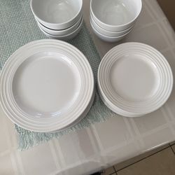 Dinnerware Set (23pc)