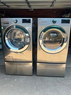 Washer and dryer set with pedestals