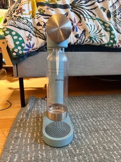 Sparkling water maker