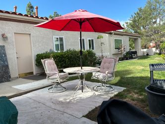 White Metal Patio Table and 2 Chairs (set)
