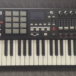 AKAI PROFESSIONAL MPK49 49 KEY MIDI CONTROLLER Used 