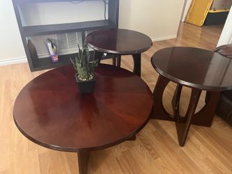 Round 3 piece Coffee table set
