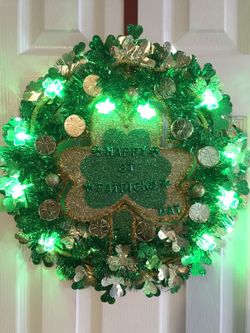♥️st. Patrick Day wreath with battery 🔋 light 17 inches wide 17 inches Long