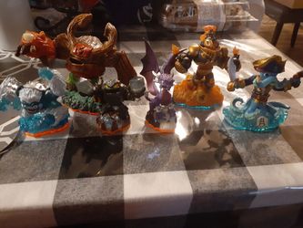 Skylanders figures and portal