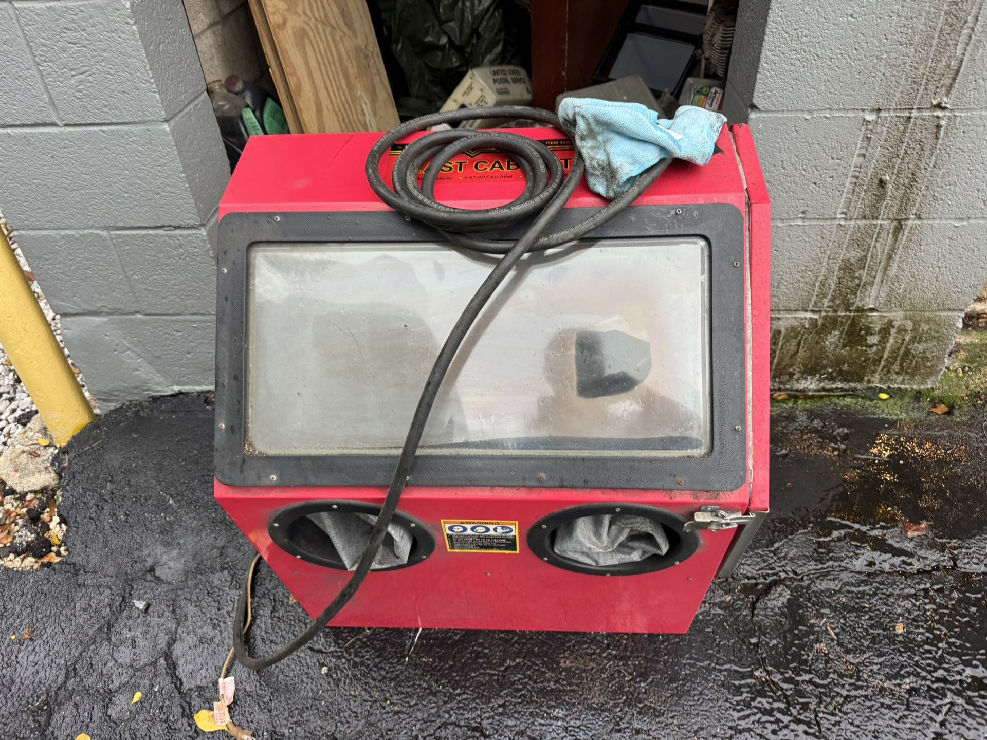 CENTRAL PNEUMATIC #42202 ABRASIVE BLAST CABINET 30 GALLON