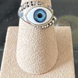 Size 6.5 Sterling Silver Ring with a Glass Blue Eye. Available in Coral Gables. Cash please. Hablo Español