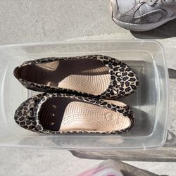 Women’s Flats Crocs & Levi