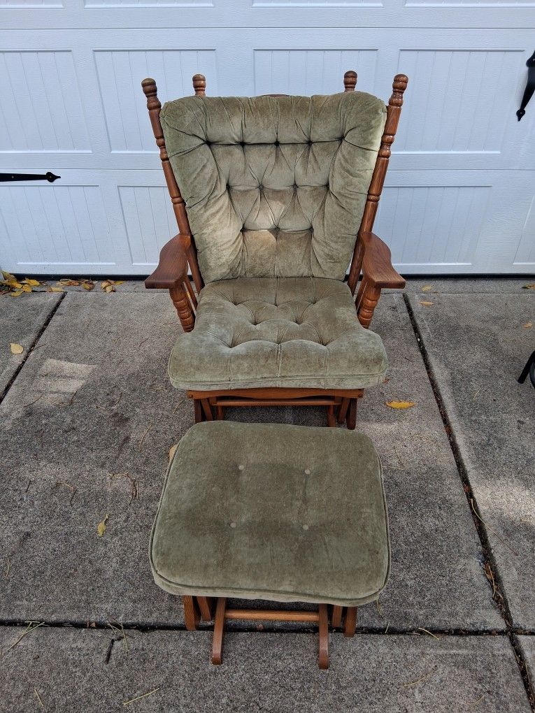 Full Size Rocker Chair With Foot Rest That Rocls Also