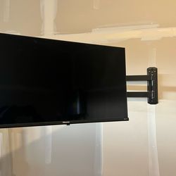 Hisense Roku Smart TV  43 inch with Wall Mount and Remote