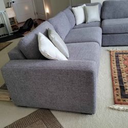 L shape couch in 3 pieces, jute fabric in gray color with 6 cushions from smoke & pet free family.