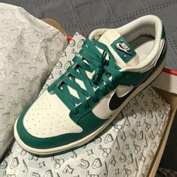Low Dunks Men’s 9.5