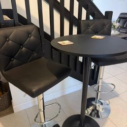 Table / 2 High Chairs