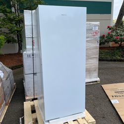 NEW w/ dmg - Hisense 13.6 cu. ft. Garage Ready Upright Freezer - Retail $579