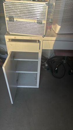 Nail desk