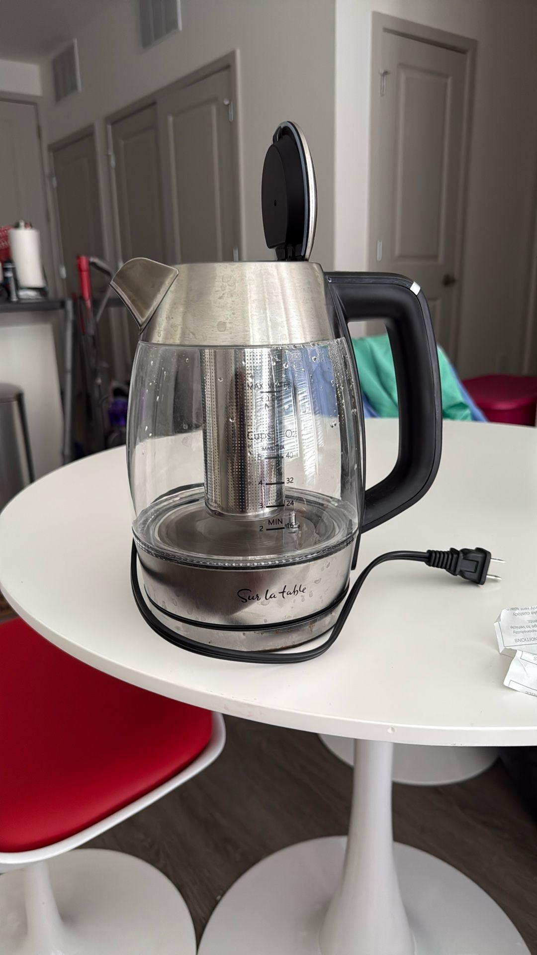Sur la table Digital Kettle with infuser