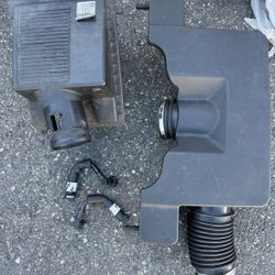 CADILLAC ESCALADE AIR CLEANER ASSEMBLY 2015-2016-2017-2018 2019-2020  OEM GM  free delivery 