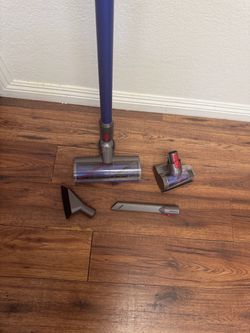 Dyson V8 Animal+ Cordless Vacuum - Excellent Condition w/ All Attachments⁠