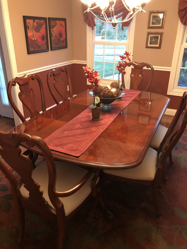 Thomasville Collectors Cherry Dining Room Set In Excellent Condition Thomasville Collectors Cherry Dining Room Set In Excellent Condition