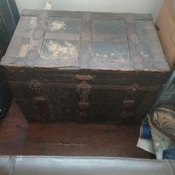 LARGE WOODEN TRAVEL CHEST