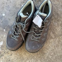 Oboz women’s hiking shoes size 9.5 70 dollars