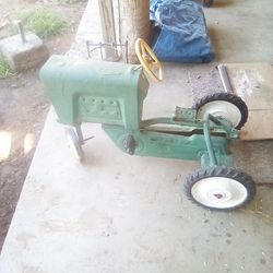 Vintage John Deer Pedal Tractor