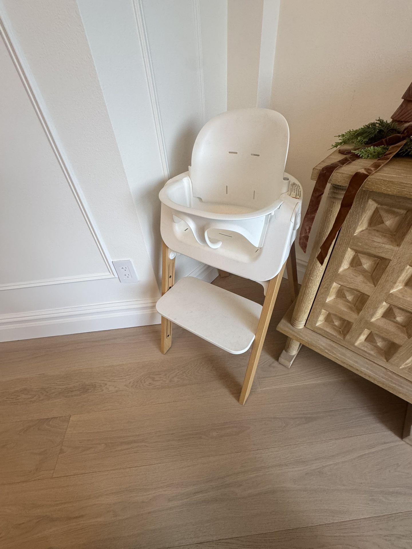 Stokke Steps High Chair - Natural Legs & White Seat - 5-in-1 Seat System - Includes Baby Set - Suits