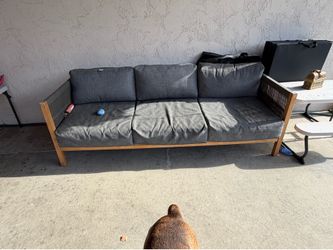 Mesa y sofa de patio