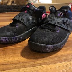 NIKE Kyres Shoes Size 5.5