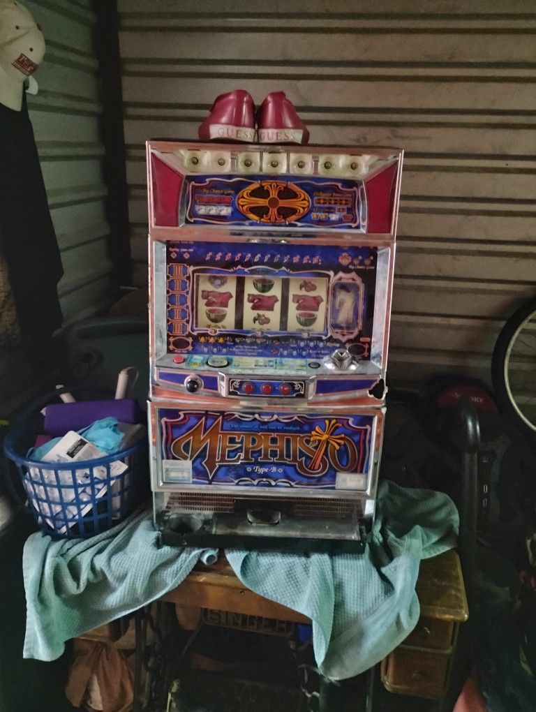 Japanese Type C Rare Slot Machine $50 Turns On Don't Know Much About It Has Tokens Too