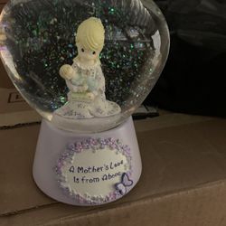 Like New Precious Moments Musical Water Ball - A Mother's Love. Music- Always in My Heart